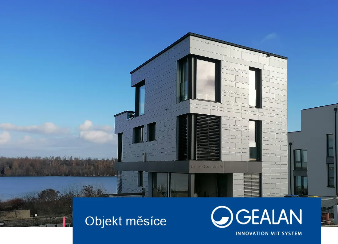 Moderní třípatrová budova s velkými okny u jezera, označená jako Objekt měsíce Gealan